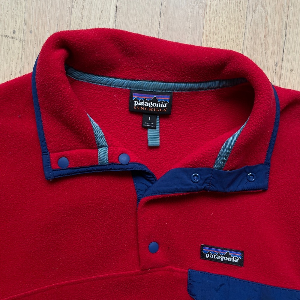 Red fleece Patagonia blue details